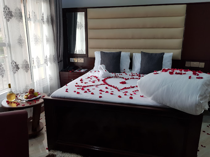 J Hotel, Tandale