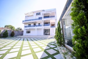 EL AMO LAKEVIEW VILLA