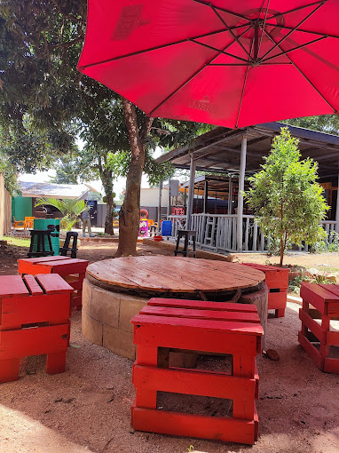 Momo’s Bar &Grill