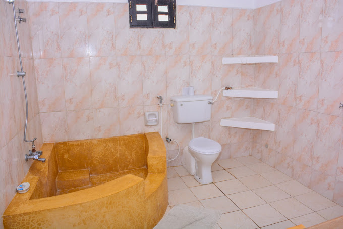 Shiban House, Shela Beach
