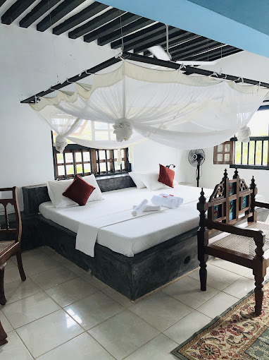 Shiban House, Shela Beach
